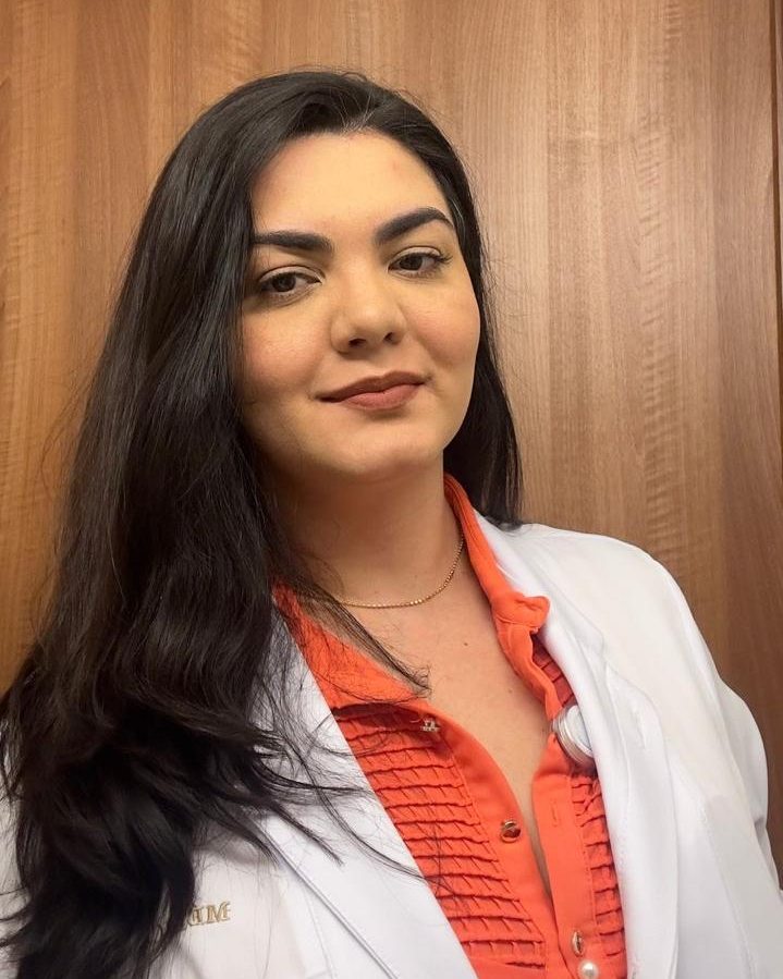 Dra. Silvia Almeida de jaleco, sorrindo levemente